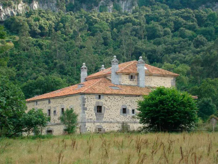 Qué pueblos hay al lado de Colindres