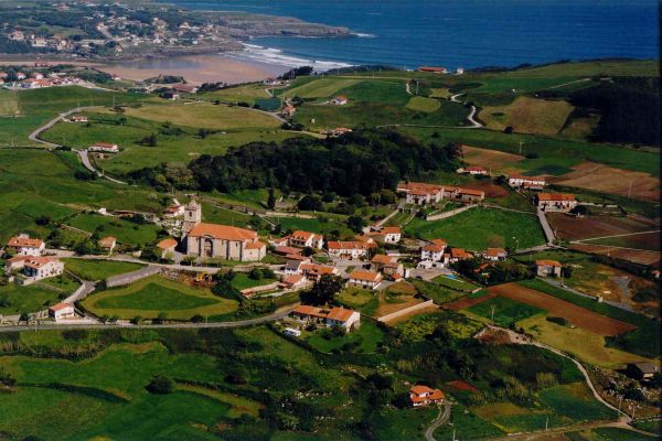 pueblo en isla cantabria con perro